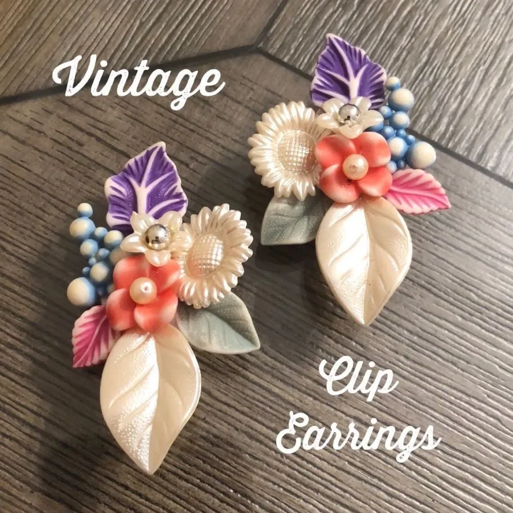 Vintage 80’s - 90’s Acrylic Pearlized Flower Cluster Clip Earring.